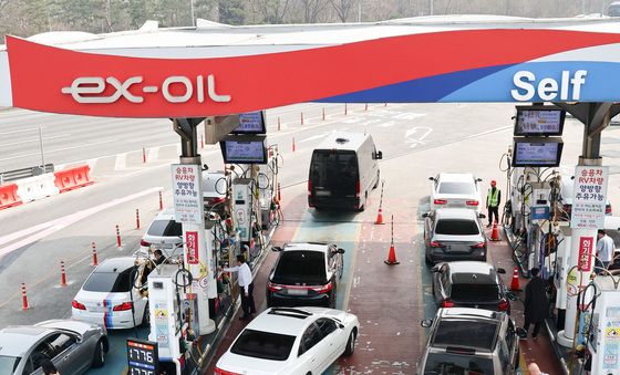 기름값 인상 전 주유소 찾은 운전자들