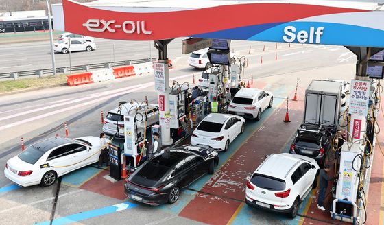 기름값 인상 전 주유하는 시민들