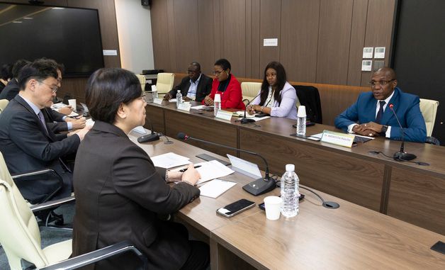 카메룬 보건부 장관 면담하는 정은경 장관