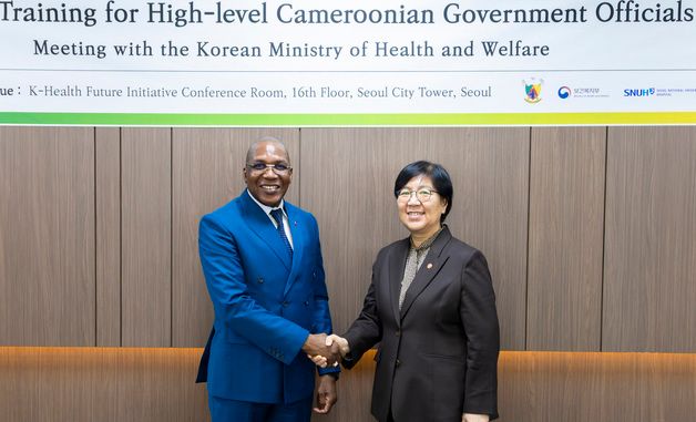 카메룬 보건부 장관과 기념촬영하는 정은경 장관