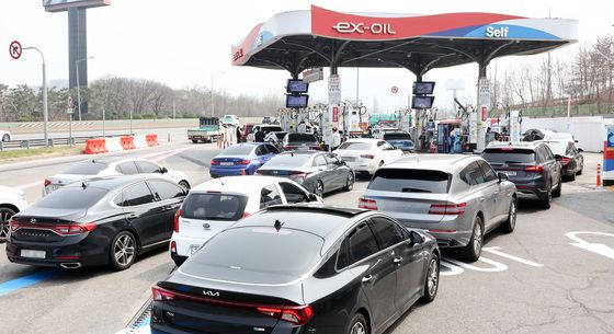 석유 가격 인상 전 북적이는 주유소