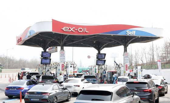 북적이는 만남의광장 주유소