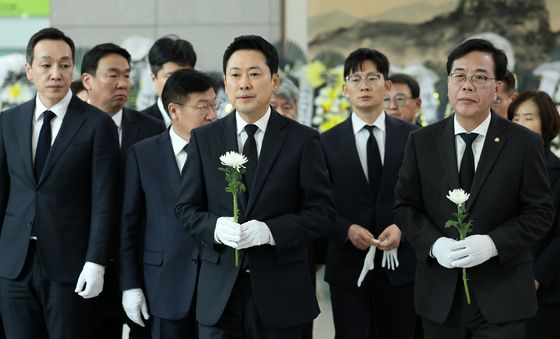 안전공업 합동분향소 조문하는 장동혁 대표