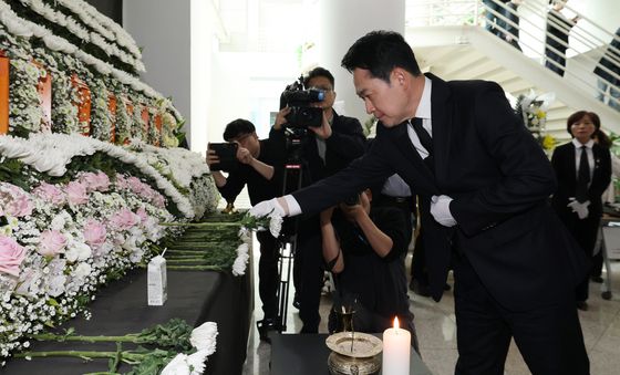 헌화하는 장동혁 대표