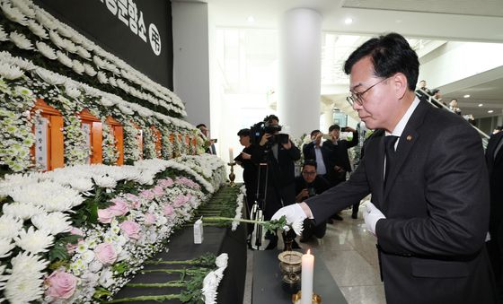 헌화하는 송언석 원내대표