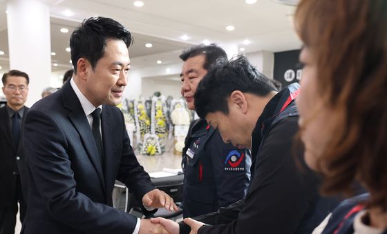 안전공업 직원 위로하는 장동혁 대표