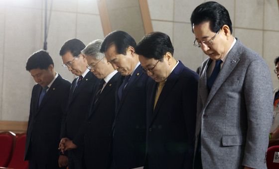 토론회 앞두고 묵념하는 전남광주통합시장 후보들