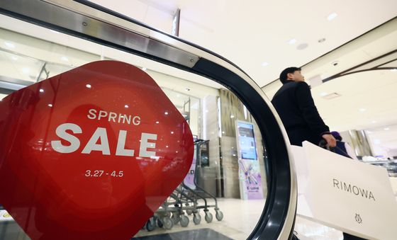 '최대 50%' 백화점 3사 봄 정기세일 시작