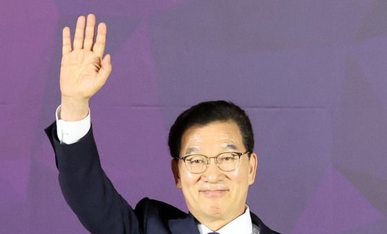 인사하는 신정훈 후보