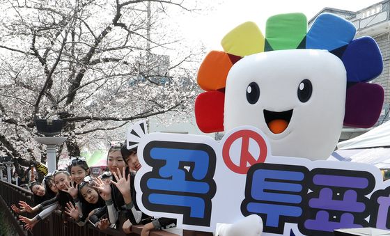 6·3 지방선거 투표 독려…'진해군항제 선거테마거리' 운영