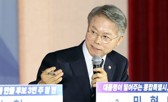 후보들에 질문 하는 민형배