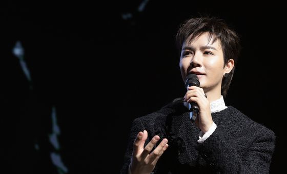 취재진 질문에 답하는 지 프룩