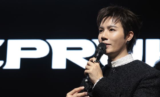 인사말 하는 태국 가수 지 프룩