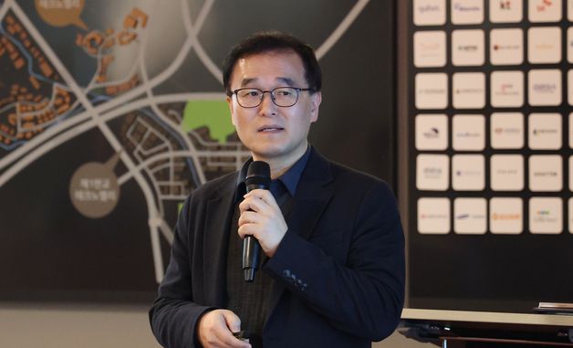 반려동물 IR데이에서 기업 소개하는 조쌍구 대표