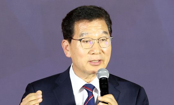 질문에 답하는 신정훈 예비후보