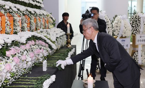 헌화하는 권영국 대표