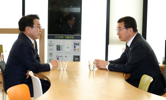 단일화 논의하는 강기정·신정훈 후보