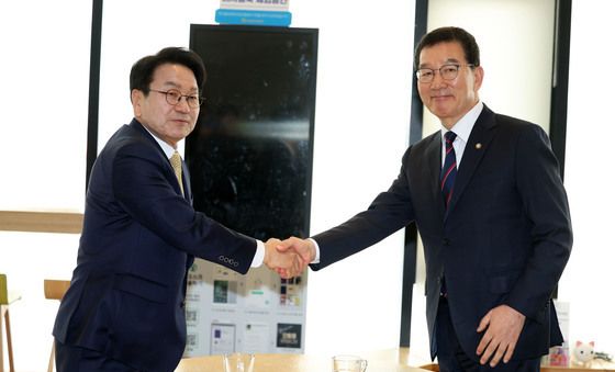 악수하는 강기정·신정훈