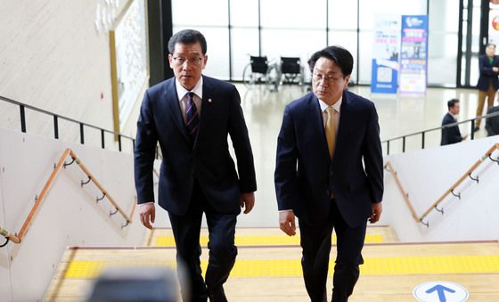 단일화 입장 밝히기 위해 김대중노벨평화기념관 찾은 신정훈-강기정