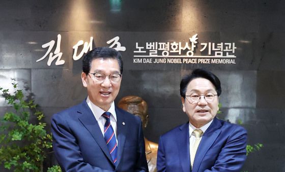 운동권 동지 신정훈-강기정 전격 단일화