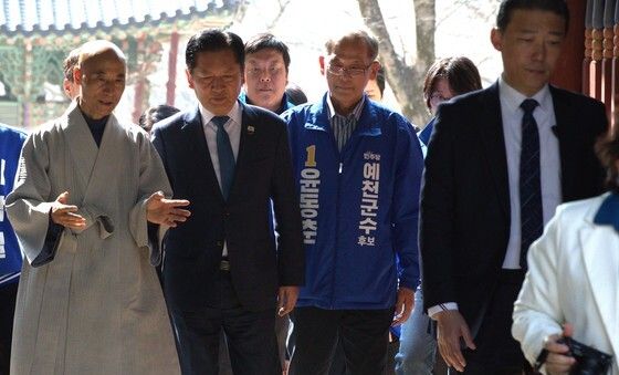 정청래 더불어민주당 대표 산불 피해 입은 의성 고운사 방문