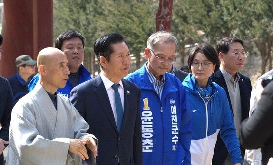 정청래 더불어민주당 대표 산불 피해 입은 의성 고운사 방문