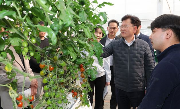 생육 상황 점검하는 이승돈 농촌진흥청 청장