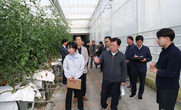 생육 상황 점검하는 이승돈 농촌진흥청 청장