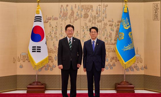 이재명 대통령, 황종우 해양수산부 장관 임명장 수여