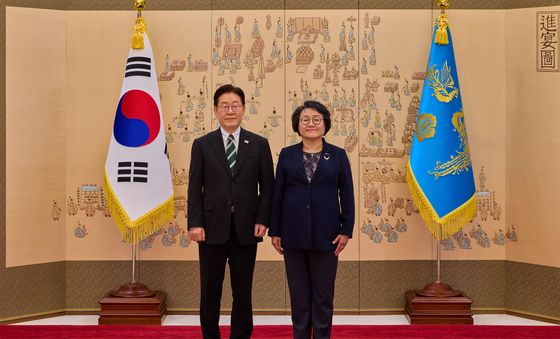 이재명 대통령, 김옥주 국가생명윤리심의위원회 위원장 위촉장 수여