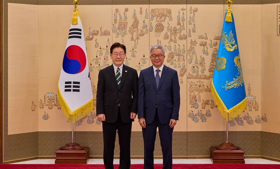 이재명 대통령, 강남훈 기본사회위원회 부위원장 위촉장 수여