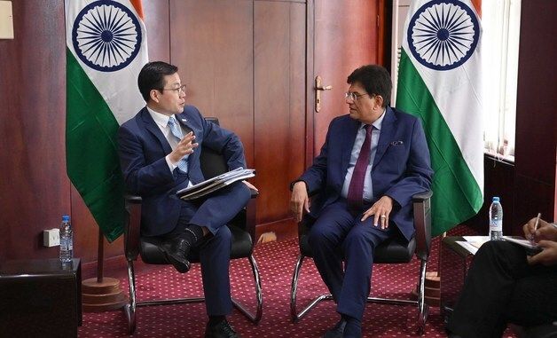 인도 상공부 장관과 면담하는 여한구 본부장