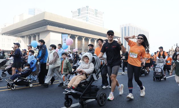 '도심 달리는 유아차'