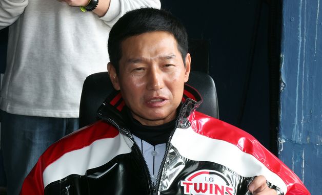 취재진과 인터뷰하는 염경엽 감독