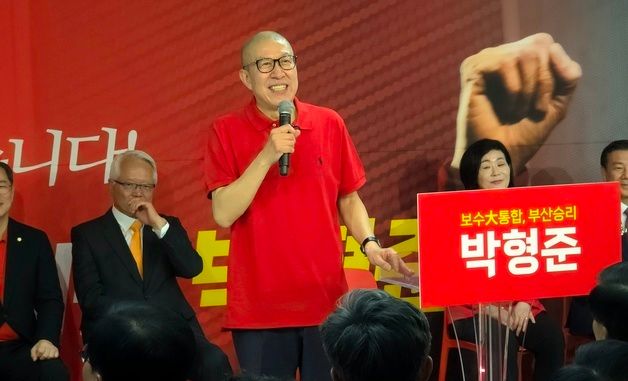 경선 사무소 개소식에서 인사말하는 박형준 시장