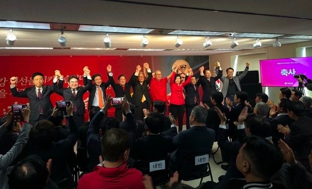 손을 들며 인사하는 개소식에 참석한 부산 지역 국회의원들