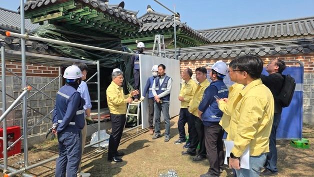 경복궁 자선당 삼비문 화재 현장 살피는 허민 청장