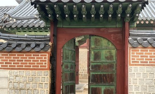 화재로 피해 입은 경복궁 자선당 삼비문