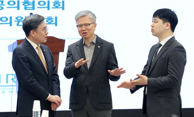 대화 나누는 김윤 의원·김택우 회장·한성존 회장