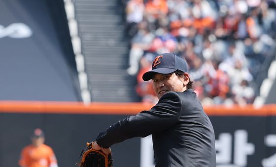 한화 이글스 개막전 시구 나선 박찬호