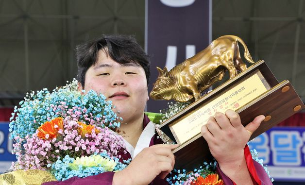 황소트로피 든 '백두장사' 김민재