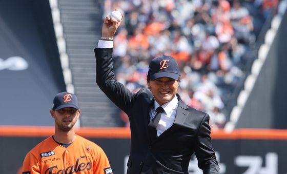 시구 앞서 몸푸는 박찬호