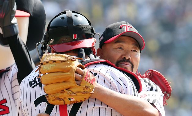 박동원과 포옹하는 김용일 트레이너