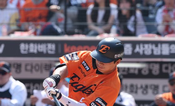 첫 타석 타격하는 오재원