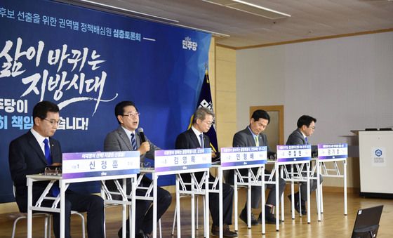 질문에 답변하고 있는 김영록