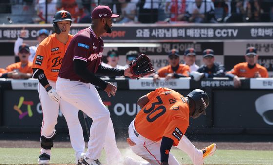 페라자 홈 슬라이딩 선취 득점