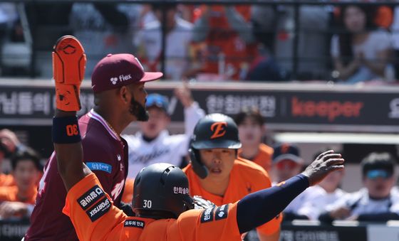 페라자 홈 슬라이딩으로 한화 첫 득점