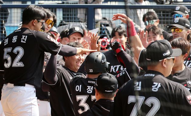 '1회 6득점' 치리노스 공략 성공하는 KT