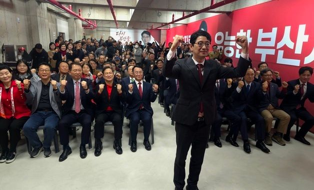 경선 선거 사무소 개소식에서 손 번쩍 든 주진우 의원