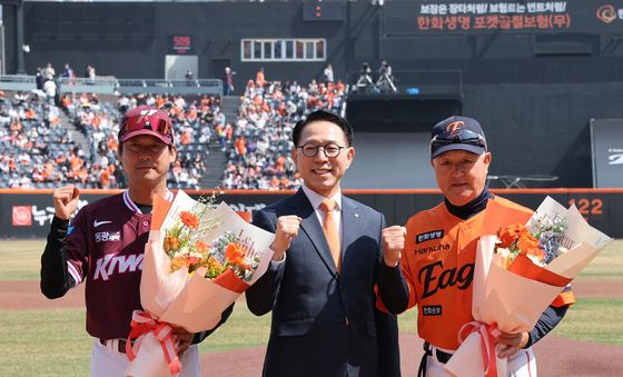 개막 축하 꽃다발 전달